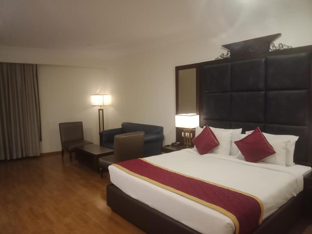 Blossom Rooms Hotel Vashishtha - Free Lunch Or Dinner- Free Breakfast Hyderabad Exterior photo