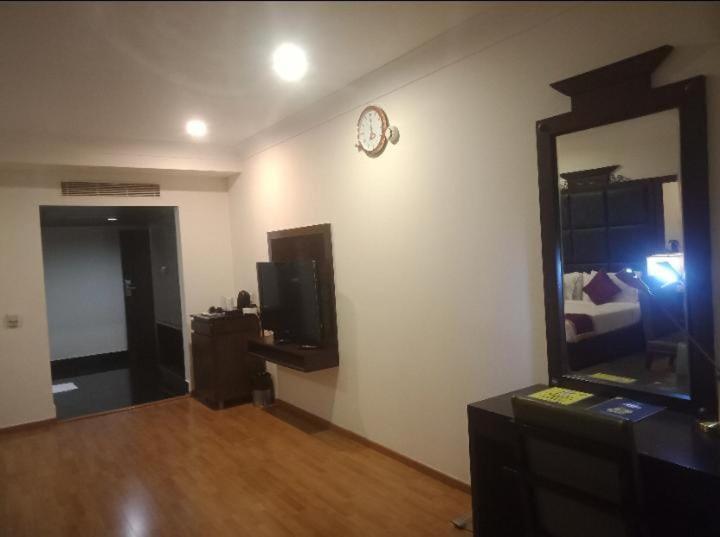 Blossom Rooms Hotel Vashishtha - Free Lunch Or Dinner- Free Breakfast Hyderabad Exterior photo