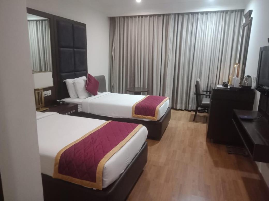 Blossom Rooms Hotel Vashishtha - Free Lunch Or Dinner- Free Breakfast Hyderabad Exterior photo