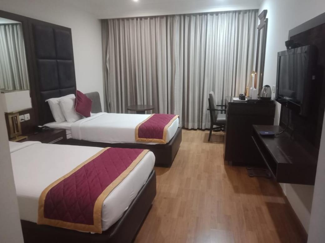 Blossom Rooms Hotel Vashishtha - Free Lunch Or Dinner- Free Breakfast Hyderabad Exterior photo