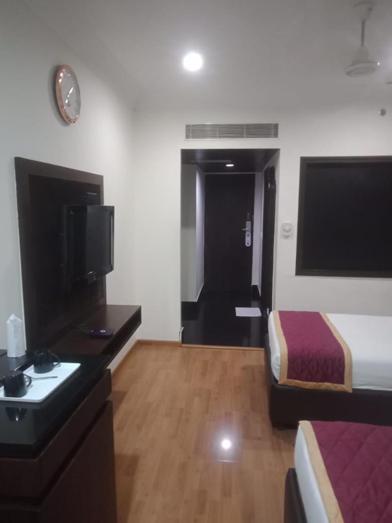 Blossom Rooms Hotel Vashishtha - Free Lunch Or Dinner- Free Breakfast Hyderabad Exterior photo