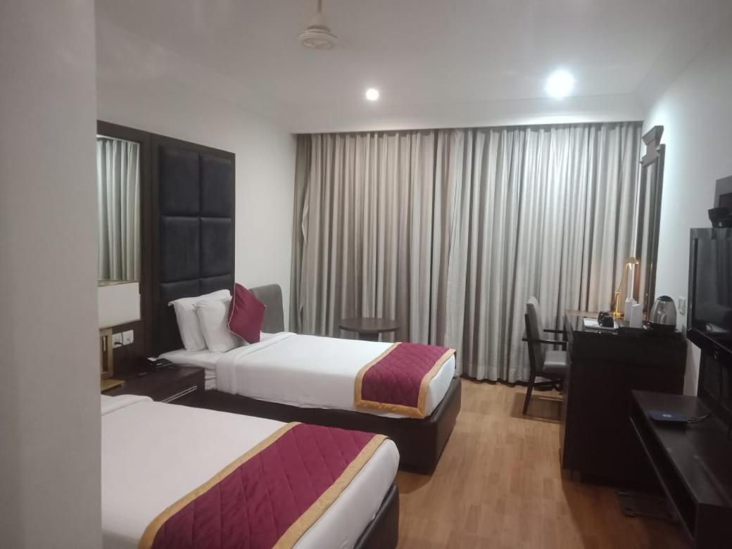 Blossom Rooms Hotel Vashishtha - Free Lunch Or Dinner- Free Breakfast Hyderabad Exterior photo