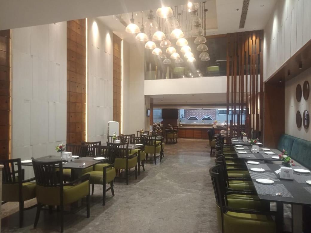 Blossom Rooms Hotel Vashishtha - Free Lunch Or Dinner- Free Breakfast Hyderabad Exterior photo