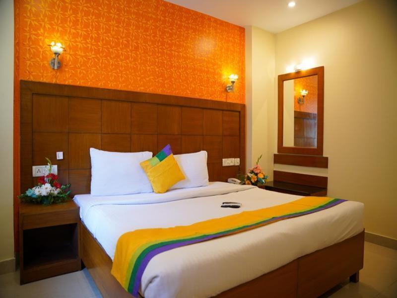 Blossom Rooms Hotel Vashishtha - Free Lunch Or Dinner- Free Breakfast Hyderabad Exterior photo