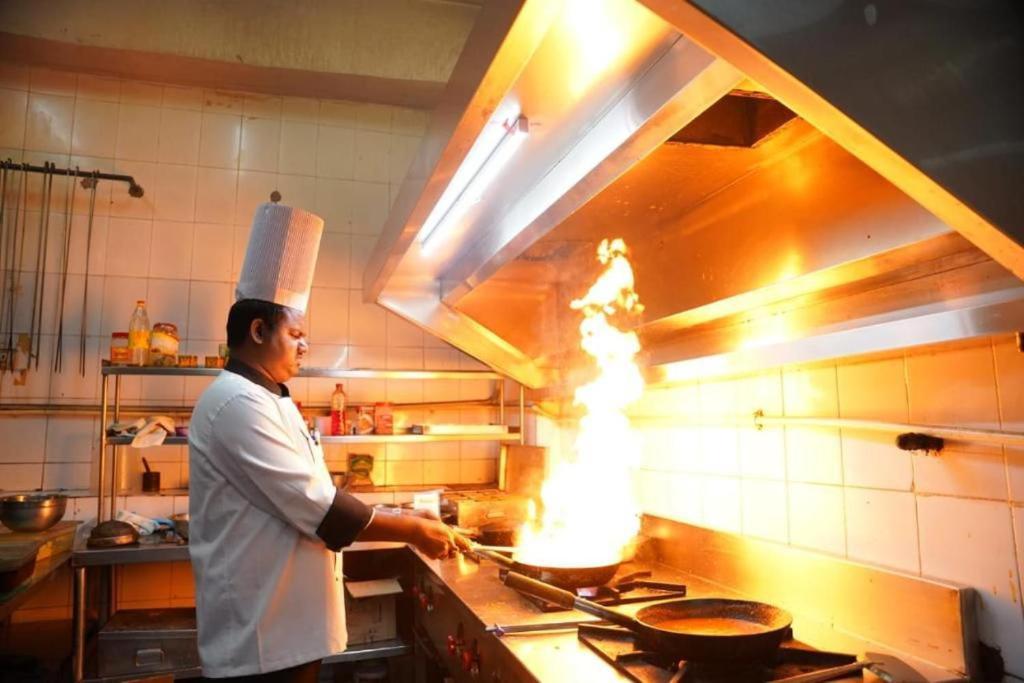 Blossom Rooms Hotel Vashishtha - Free Lunch Or Dinner- Free Breakfast Hyderabad Exterior photo