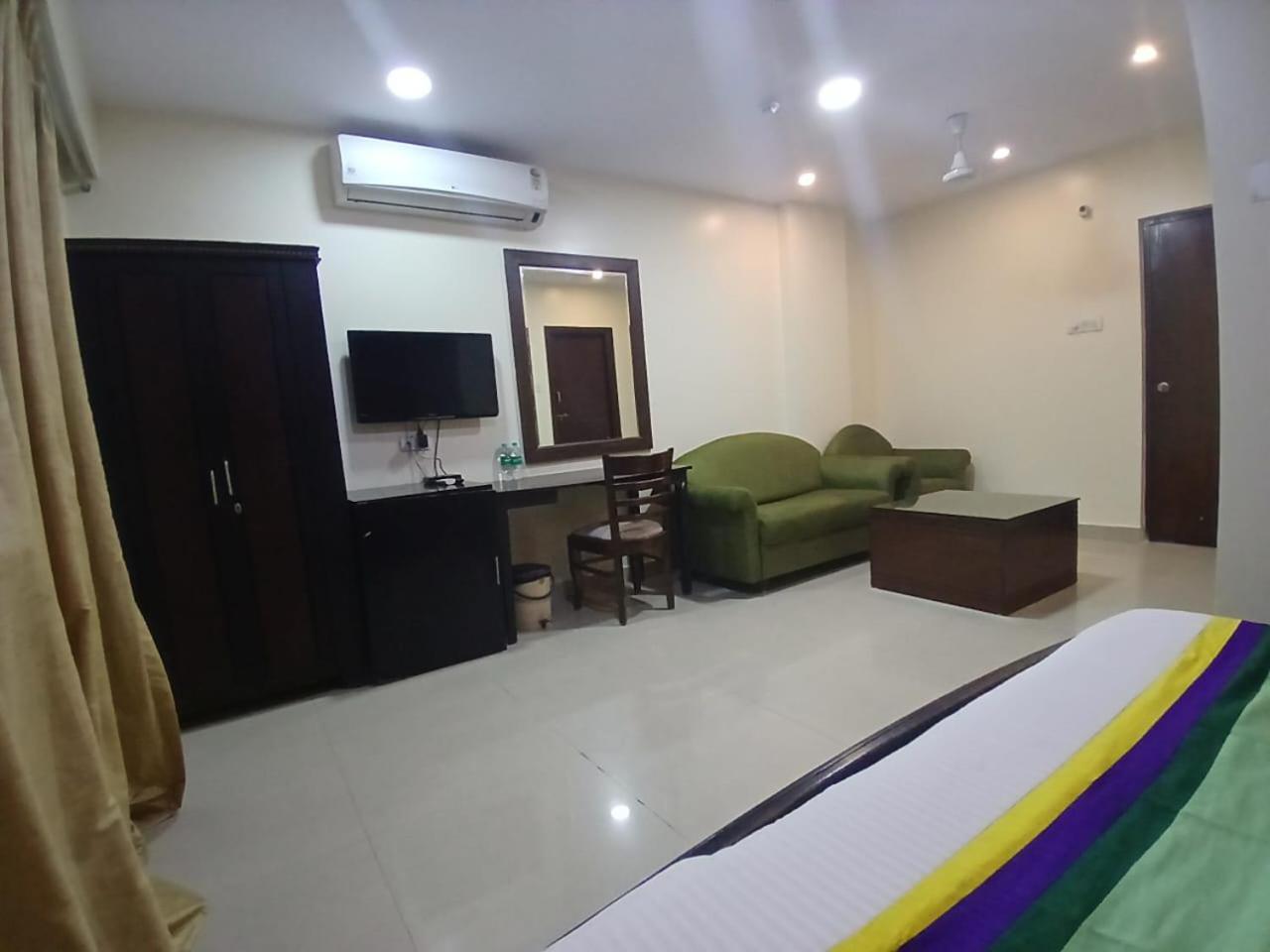 Blossom Rooms Hotel Vashishtha - Free Lunch Or Dinner- Free Breakfast Hyderabad Exterior photo
